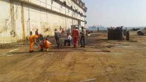 بالصور..ترسانة السويس البحرية تبدأ في أعمال صيانة الحوض العائم ولمدة ثلاثة أشهر