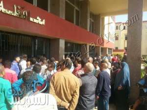 بالصور: وقفة احتجاجية لمستحقى وحدات الزواج الحديث السكنية امام ديوان عام محافظة السويس
