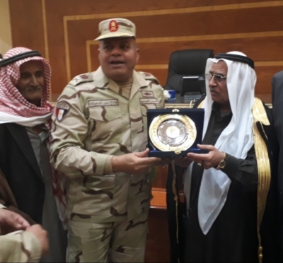صور..قائد الجيش الثالث يلتقى شيوخ وعواقل وسط سيناء  ..توزيع مواد غذائية وبطاطين للأهالى