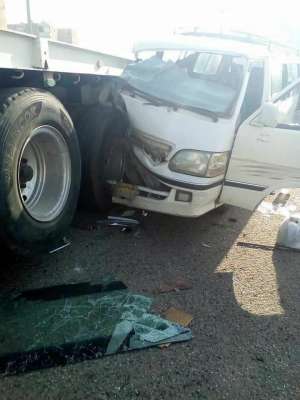 صورة اليوم: :تصادم سيارة نقل مع ميكروباص واصابة 3 امام مدرسة الدولية بدر بالسويس