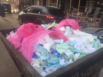 صور:تحرير محضر بيئة لاحد اطباء السويس لالقاء المخلفات الطبية في صندوق القمامة بشارع الجيش
