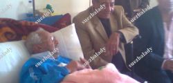 الشاعر عبد الرحمن الابنودي يزور الكابتن غزالي في المستشفى