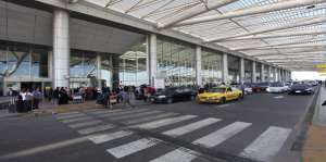 قصف الحوثيين يلغى رحلة من مطار القاهرة