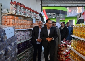 رئيس الوزراء يتفقد معرض السلع الغذائية بحي &quot;اللوتس&quot; ضمن جولته اليوم بمحافظة أسوان