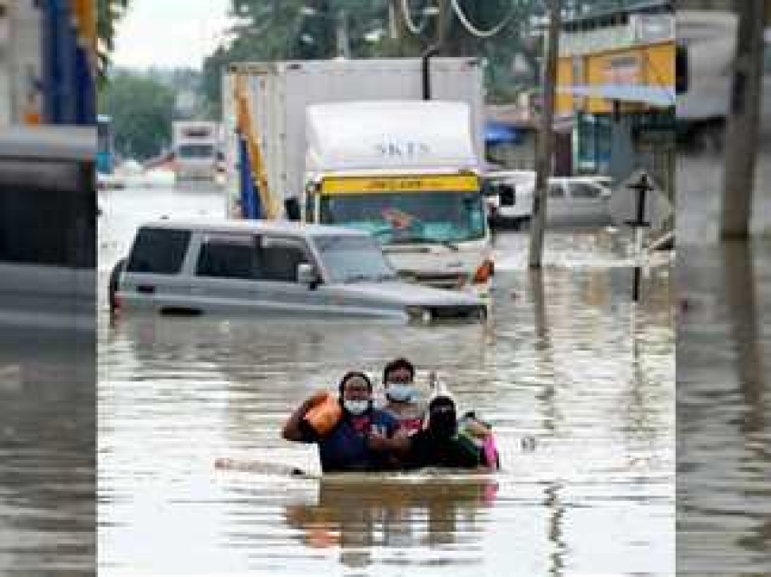 ارتفاع حصيلة قتلي فيضانات ماليزيا وإجلاء مايقارب 32 الف شخصا الي مراكز الإغاثه