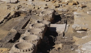 الكشف عن بقايا مبني ربما لأحد معابد الشمس الأربعة المفقودة من الأسرة الخامسة بأبوصير