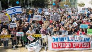 تظاهرة في تل ابيب تطالب “نتانياهو” بالرحيل
