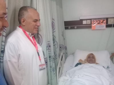 رئيس بعثة الحج يزور المرضى من الحجاج المصريين ويطمئن على تلقيهم الرعاية الصحية اللازمة.