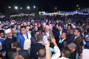 صقر يحتفل مع  اهالي السويس بالعيد القومي