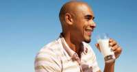 ينصح بكوب من الحليب خالى الدسم قبل التمرين مباشرة .لو بتلعب رياضة.. 7 أطعمة لصحة عظامك وعضلاتك