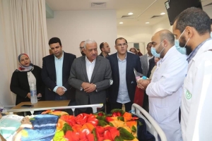 بالصور : صقر يزور مصابى غزة فى مجمع   السويس الطبي للإطمئنان علي حالاتهم الصحية