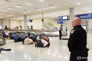مسلمون يؤدون الصلاة بمطار دالاس ردًا على &quot;ترامب&quot;