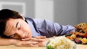 أطباء يحذرون من النوم بعد تناول الطعام مباشرة