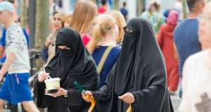 ألمانيا تفرض حظرا جزئيا على ارتداء النقاب