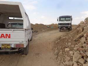 القبض على 4 سيارات ولودر تقوم بالقاء المخلفات فى الاماكن الغير مخصصه بحي فيصل بالسويس