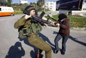 طعن شرطي إسرائيلي في القدس وفرار المنفذ