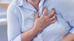 طبيب يكشف علامات غير واضحة لمشكلات في القلب