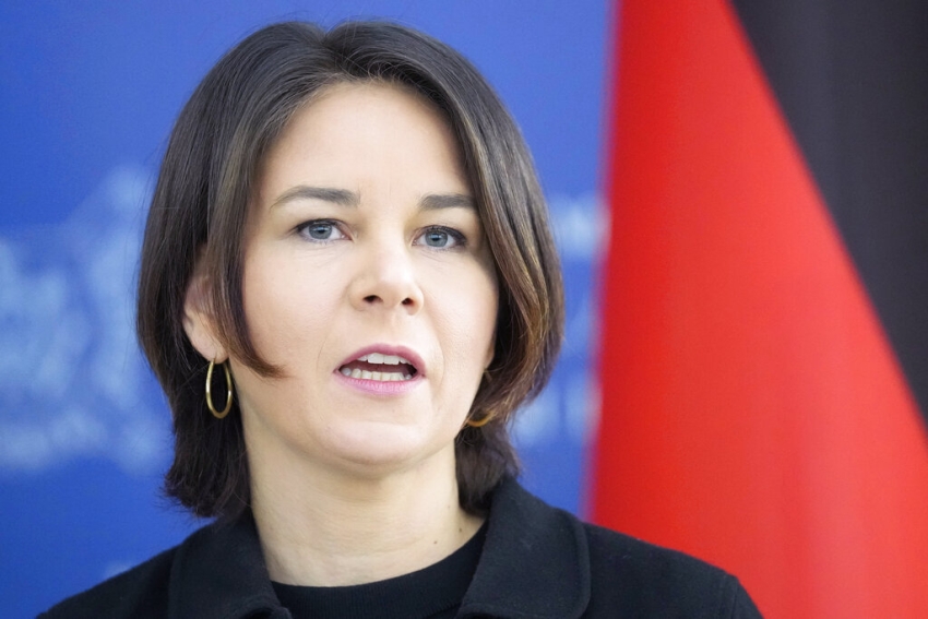 وزيرة خارجية ألمانيا تهرب بعد إنذار عن غارة جوية