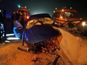وفاة 3 واصابة شخص في حادث تصادم سيارة ملاكي بالحاجز الخرساني طريق القاهرة السويس