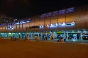 إحالة ضابطين قطريين تحرشا بمضيفة مصرية فى مطار القاهرة الى النيابة