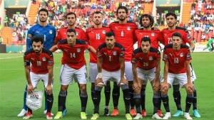 المنتخب الوطني بالقميص الأحمر والشورت والجوارب السوداء أمام المغرب