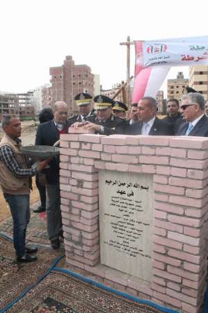 بالصور..محافظ السويس ومساعد وزير الداخلية يضعان حجر أساس قسم السلام