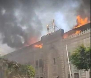 نشوب حريق هائل في مبنى ديوان وزارة الأوقاف بوسط القاهرة