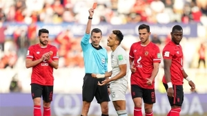 الفيفا يقرر إيقاف ثنائي الهلال السعودي بسبب أحداث مباراة الأهلي