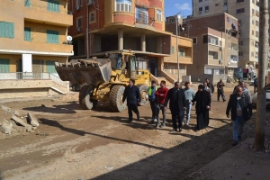 السكرتير العام يتابع أعمال التطوير بمنطقة الملاحة القديمة بحي السويس