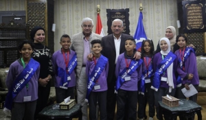محافظ السويس يستقبل طلبة مدرسة محمد حافظ الابتدائية